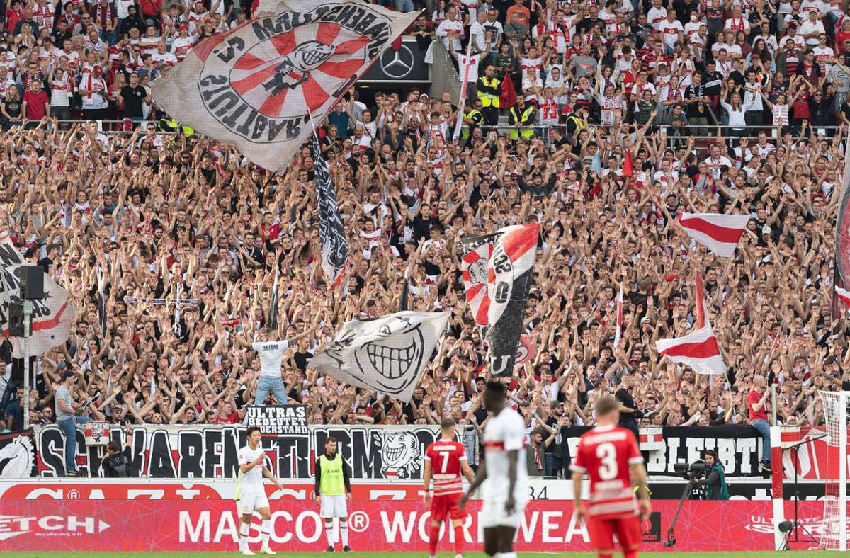 VfB-Fans schwenken die Fahnen.