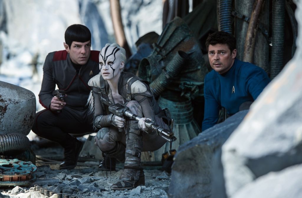 Spock (Zachary Quinto, l.) und Pille (Karl Urban, r.) wirken blass neben der weißhäutigen Alien-Kriegerin Jaylah (Sofia Boutella).