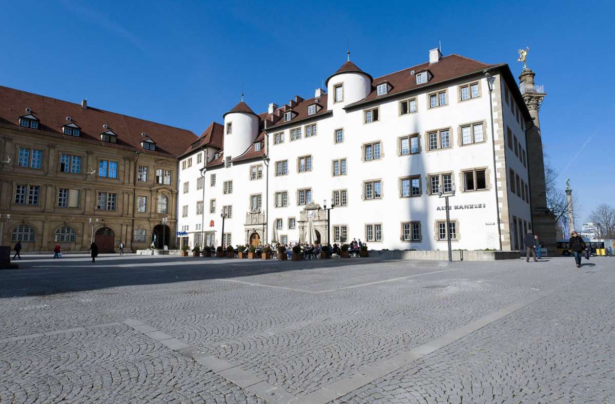 Die Alte Kanzlei am Schillerplatz entstand zwischen 1542 und 1567. Sie diente den Württembergischen Herzögen als Verwaltungsgebäude. Es heißt, Herzog Ulrich habe die Alte Kanzlei aus den Steinen der Heslacher Marienkirche errichten lassen, die er abreißen ließ, um sich bei den Heslachern für einen Verrat zu rächen.