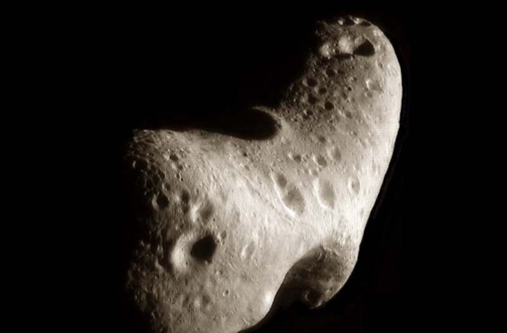 Der Asteroid Eros bekam im Jahr 2000 Besuch von einer US-amerikanischen Raumsonde. Er ist rund 30 Kilometer lang und an seiner dünnsten Stelle fünf Kilometer dick. Wie die meisten kleinen Asteroiden genügt seine Schwerkraft nicht, um ihn zur Kugel zu formen.
