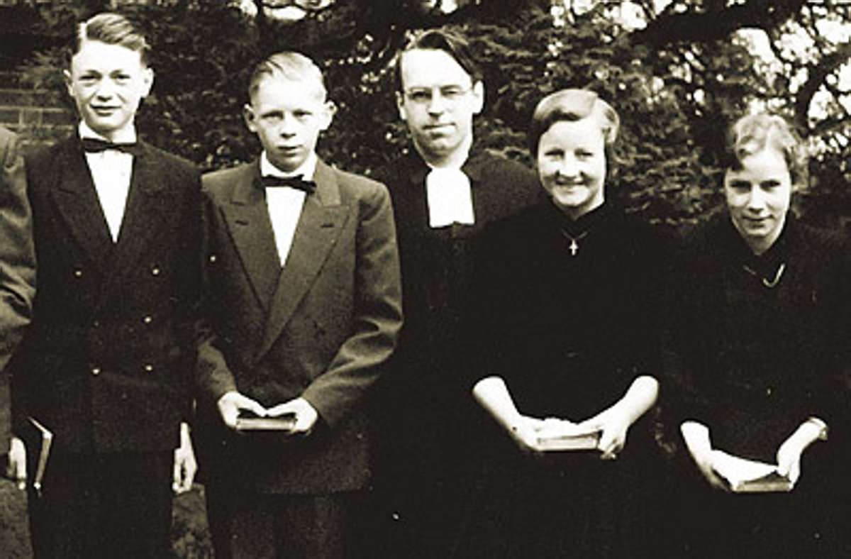 Pastor Moltmann 1954 mit Konfirmanden in Bremen-Wasserhorst