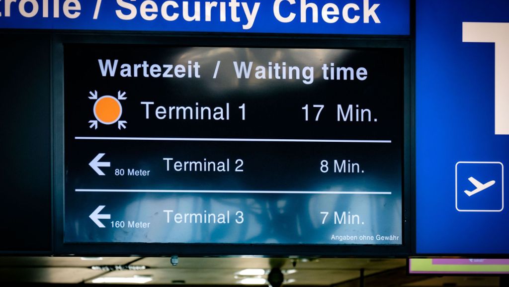 Flughafen Stuttgart: Zoll findet Taschen voll Gold