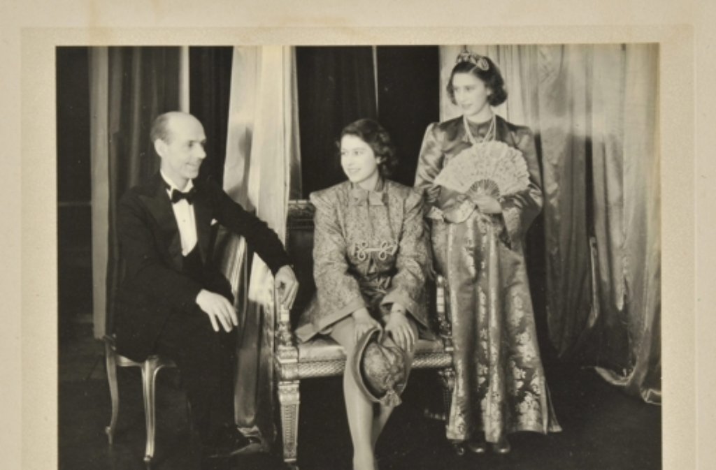 Elizabeth (Mitte) und Margaret 1943 in dem Stück "Aladdin".