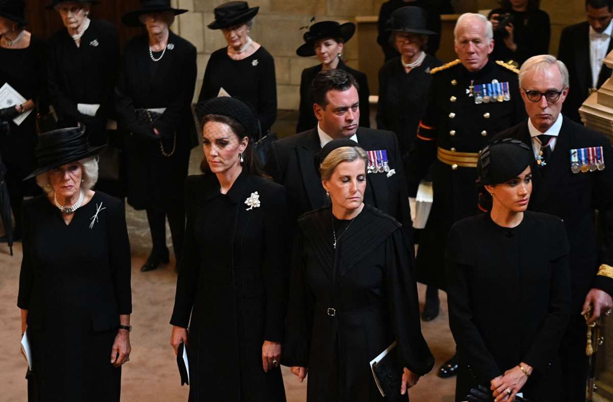 Die Windsor-Frauen vereint in der Trauer: Königin Camila, Prinzessin Kate, Gräfin Sophie und Herzogin Meghan.