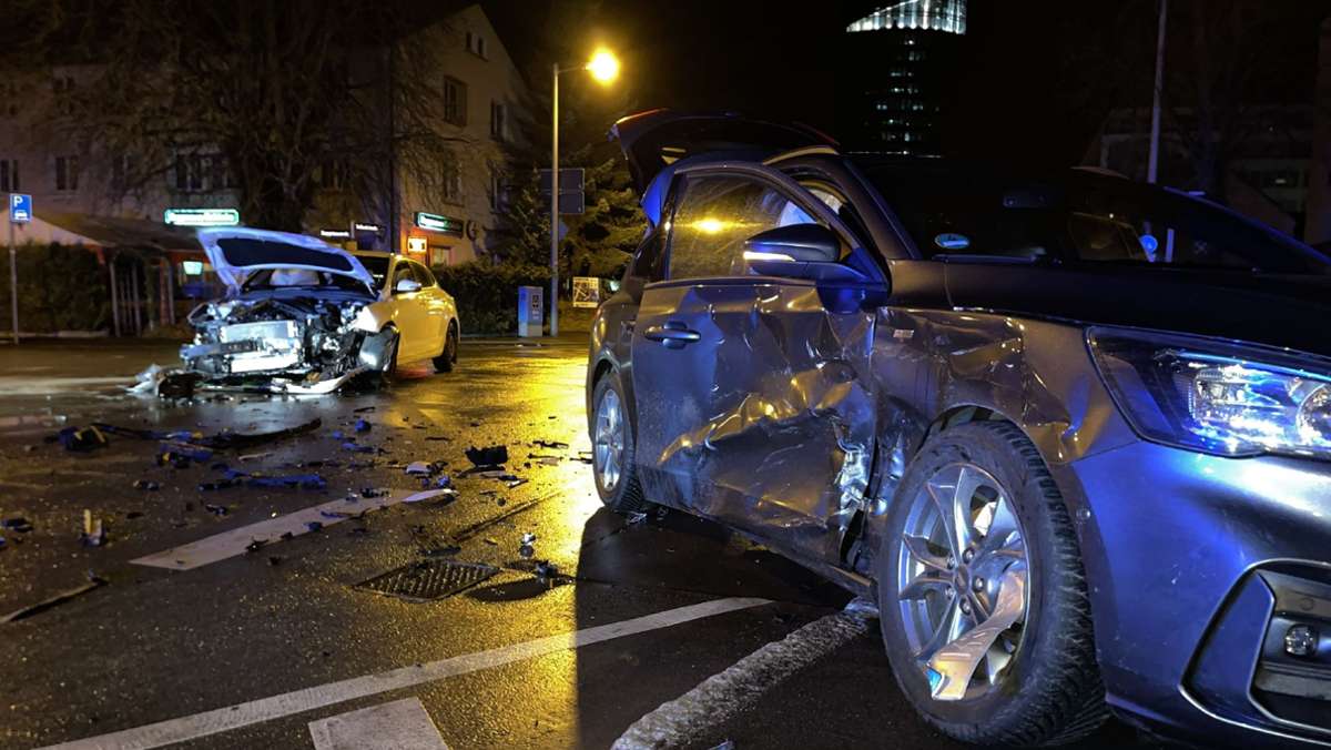 Stuttgart-Möhringen: Unter Medikamenteneinfluss Unfall gebaut – zwei Verletzte
