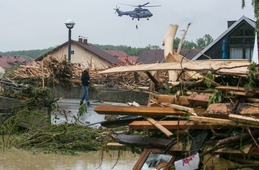 Ein Helikopter fliegt über die überflutete Stadt.