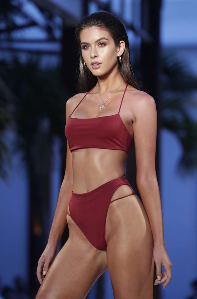 Die Models präsentieren zudem Bikinis, die auf der Taille statt auf der Hüfte getragen werden.