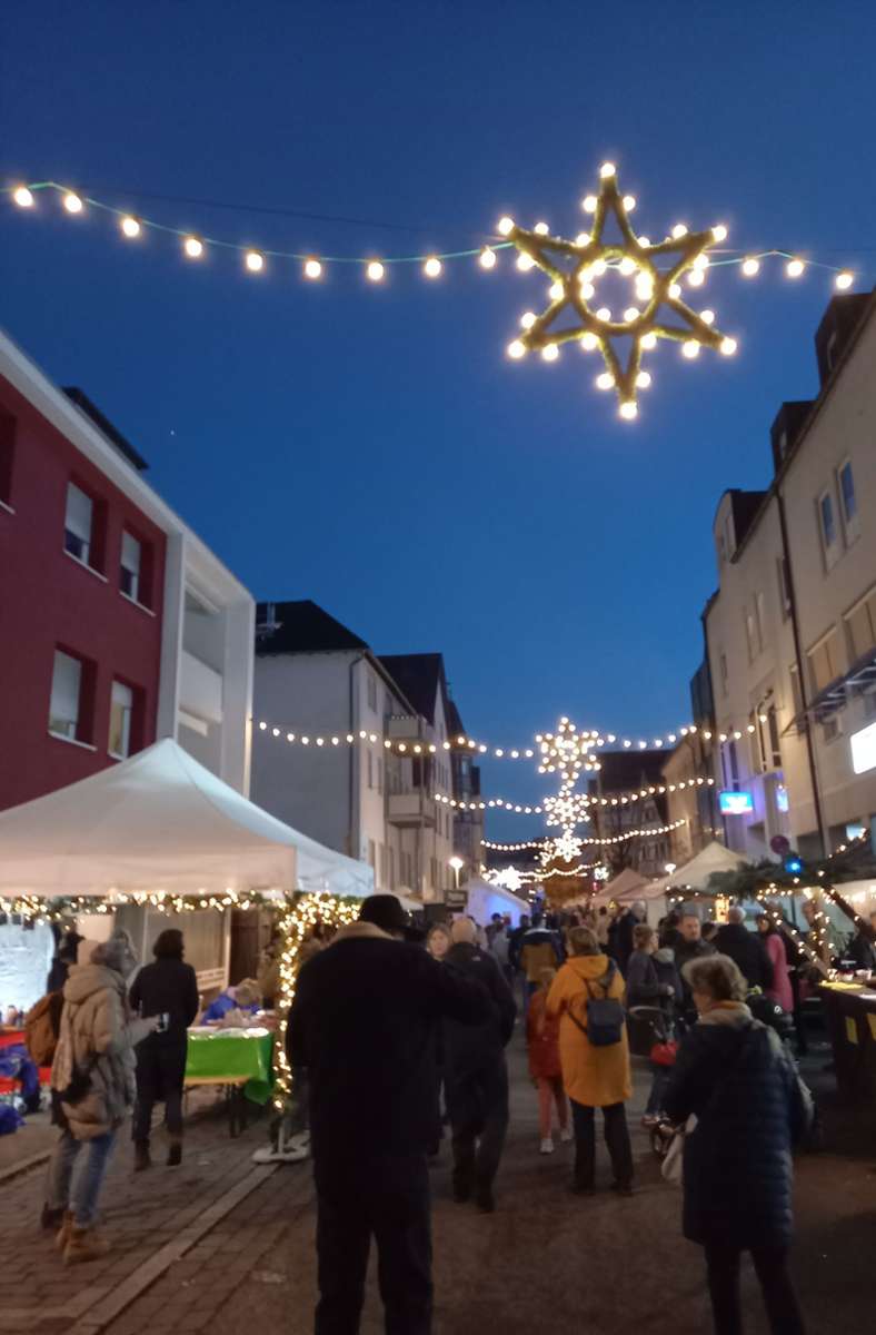Weihnachtsmarkt Obertürkheim: Die Sterne leuchten in der Augsburger Straße