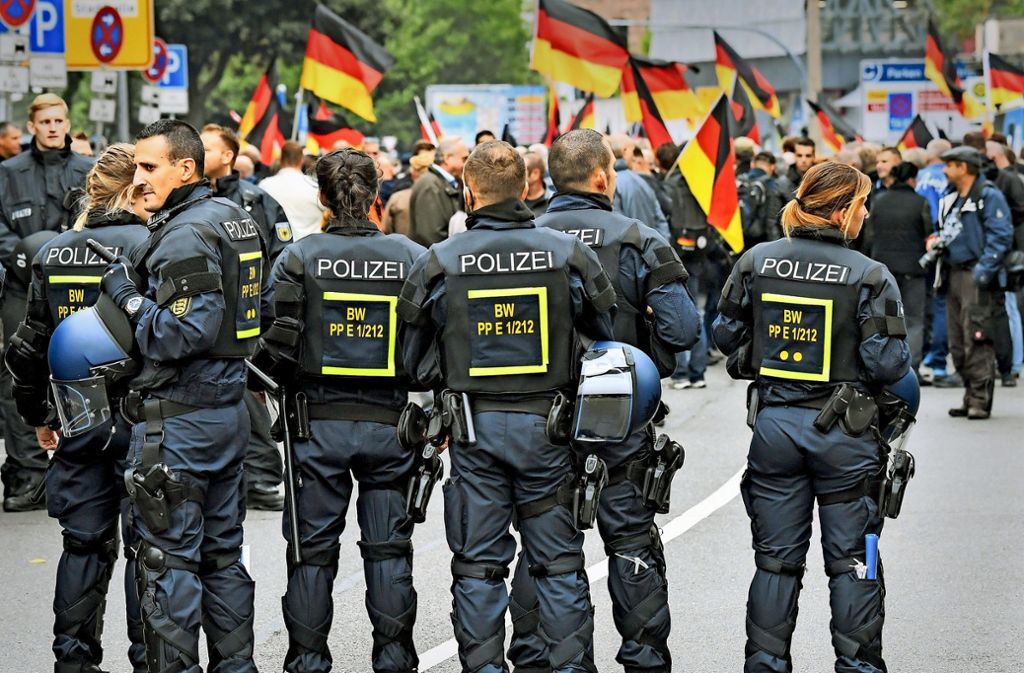 Demonstration in Chemnitz: Die Polizei sichert mit einem Großaufgebot von 1800 Kräften aus mehreren Bundesländern die Stadt.