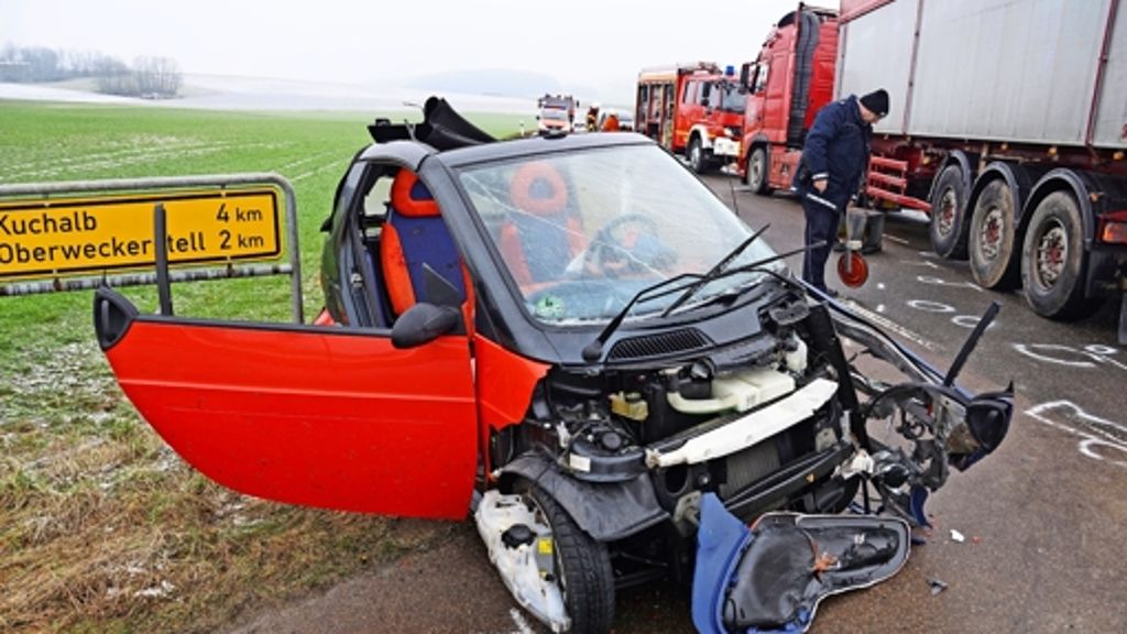  Beim Zusammenstoß mit einem Lastwagen ist ein 38-jähriger Kleinwagenfahrer nahe der Kuchalb ums Leben gekommen. Es ist bereits der dritte Unfalltote im Kreis Göppingen in diesem Jahr. 