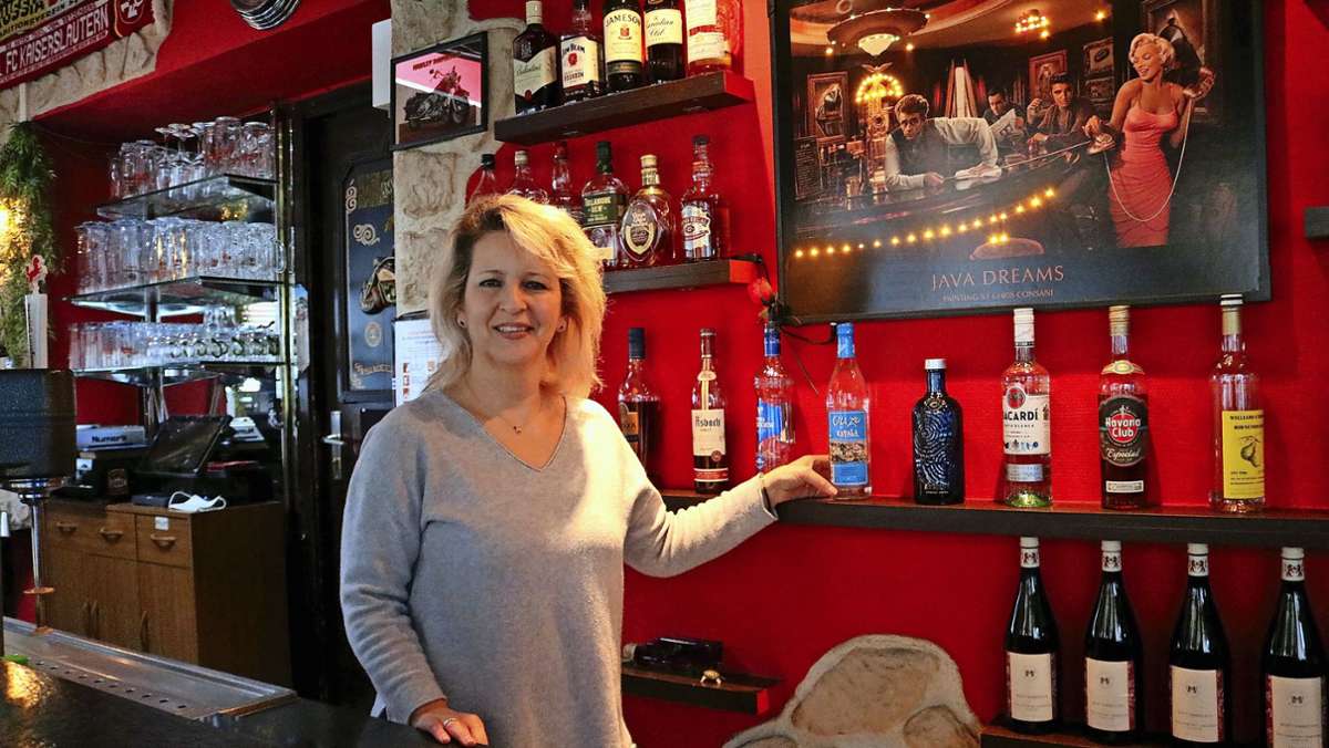  Zenidou Paschalina, die den Golden Pub in Weinstadt betreibt, mag es, wenn es eng, laut und gemütlich zugeht. Umso mehr leidet sie unter der Sperrstunde in der Gastronomie. 
