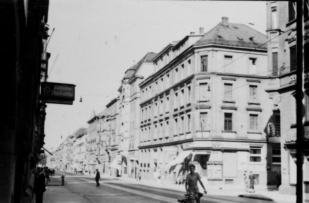 Hier nochmals links die damalige „Hopfenblüte“, rechts biegt die Kolbstraße ab.