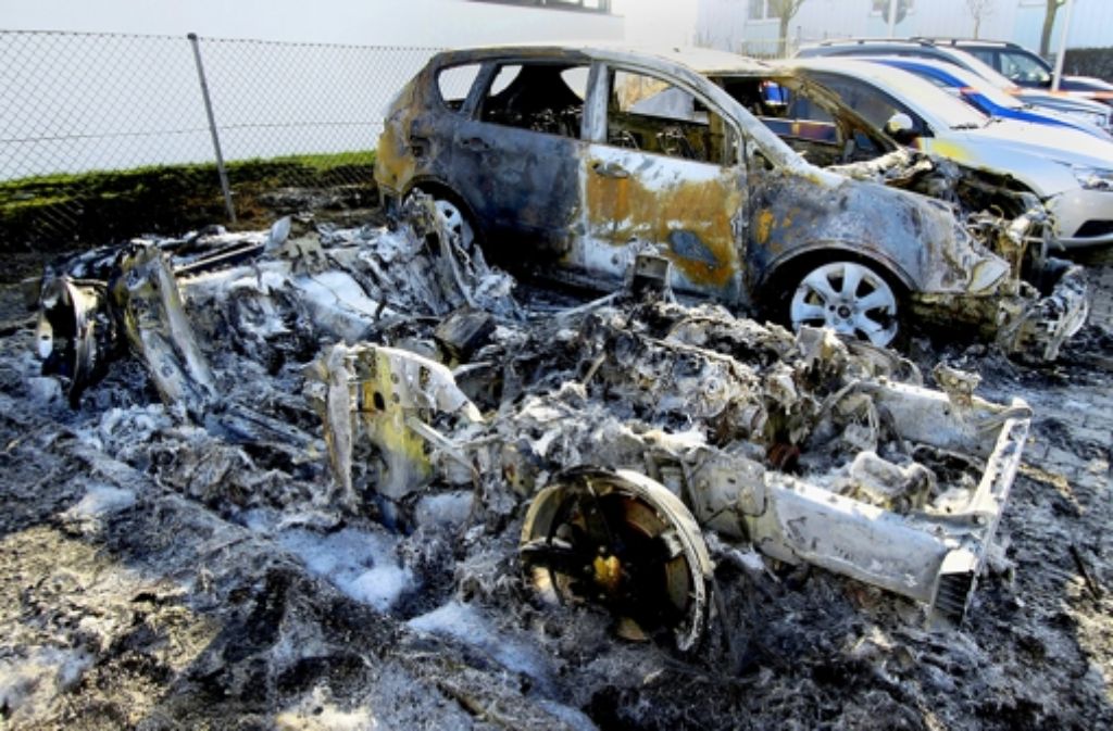 Total abgebrannte Chevrolets: zwei der sieben Fahrzeuge, die am Wochenende in Bietigheim-Bissingen angezündet worden sind.