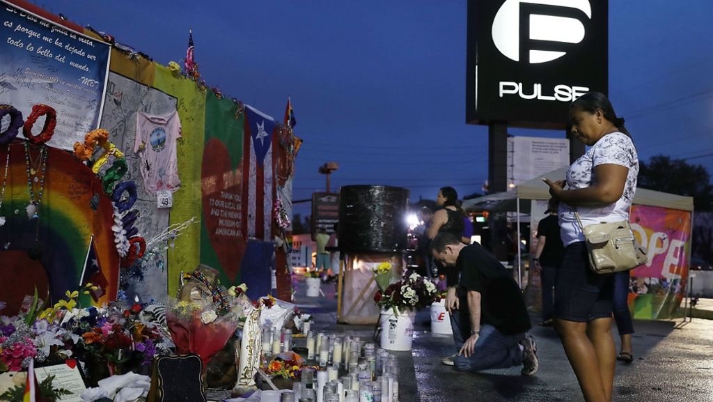  Der Anschlag von Orlando jährt sich diesen Monat: Anlässlich dessen versammelten sich gestern Abend zahlreiche Menschen in Orlando, um den 49 Opfern zu gedenken. 