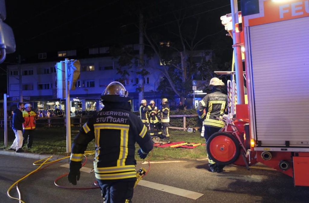 Beim Zusammenstoß mit einer Stadtbahn im Stuttgarter Stadtbezirk Bad Cannstatt sind zwei Frauen in ihrem Wagen verletzt worden.