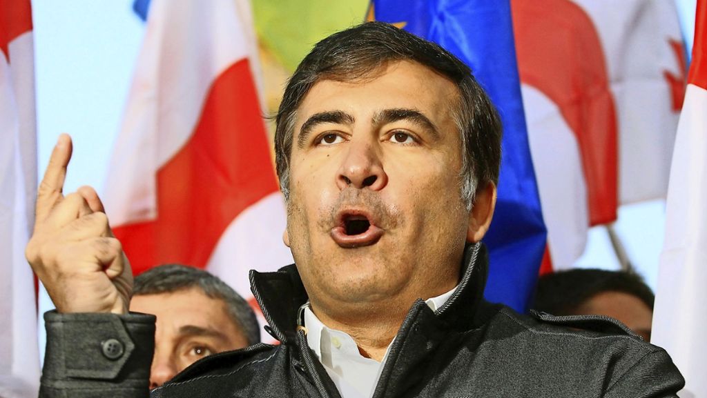  Der schillernde georgische Ex-Präsident wurde in der Ukraine als Reformer gefeiert, bis er sich mit den mächtigen Oligarchen anlegt. Den Entzug der ukrainischen Staatsbürgerschaft will er nicht hinnehmen und wirbt in Polen um Zustimmung. 