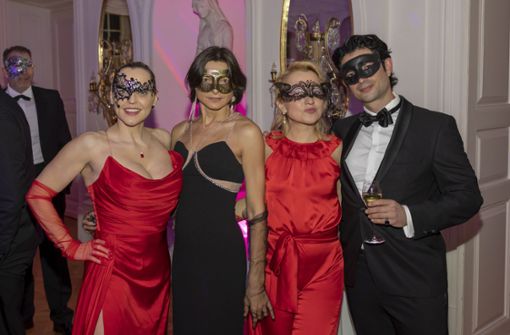Mit Smoking, langen Abendkleidern und Maske feiern etwa 200 Gäste einen Ball auf Schloss Solitude, wie es ihn in Stuttgart in dieser Form noch nie gab Foto: Andreas Engelhard