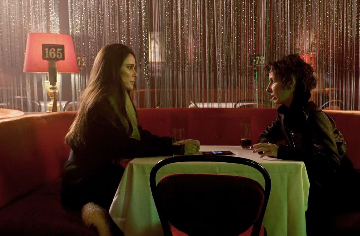 Nina Rubin (Meret Becker) arrangiert ein Treffen mit ihrer Zeugin Julie Bolschakow (Bella Dayne) in einem Frauentanz-Club. Szene aus „Tatort: Das Mädchen, das allein nach Haus’ geht“ am 22. Mai im Ersten.