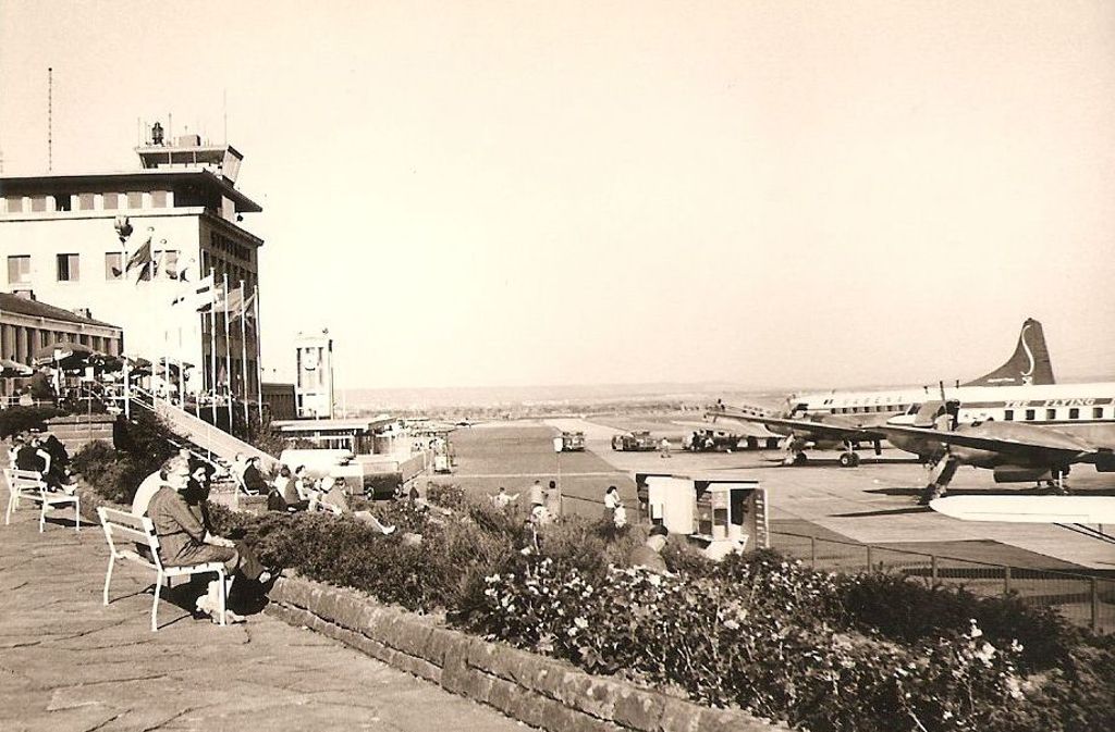 Die Besucherterrasse des Stuttgarter Flughafen war für viele ein Ziel von Sonntagsausflügen. Auf dem Foto aus dem Jahr 1958 ist das alte Flughafengebäude zu sehen, das 1939 eröffnete, unvergessene Terminal 3, das im Jahr 2000 abgerissen worden ist.