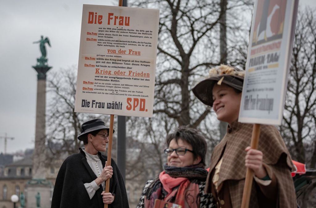 Dort demonstrierten Frauen der SPD und der Arbeitsgemeinschaft sozialdemokratischer Frauen (ASF Stuttgart) – ebenfalls behütet.