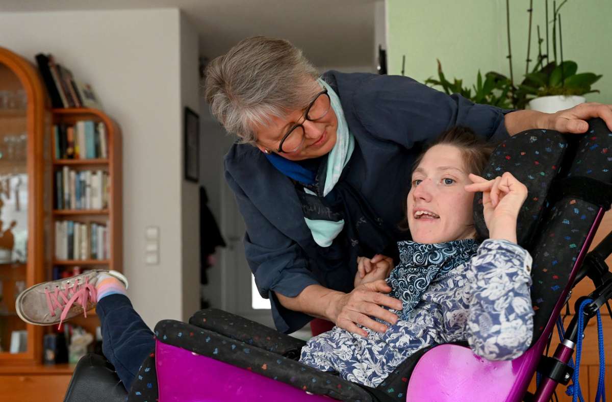 Petra Nicklas, die Vorsitzende des Vereins «Gemeinsam», zusammen mit ihrer schwerstbehinderten Tochter Elisa. Foto: dpa/Bernd Weissbrod