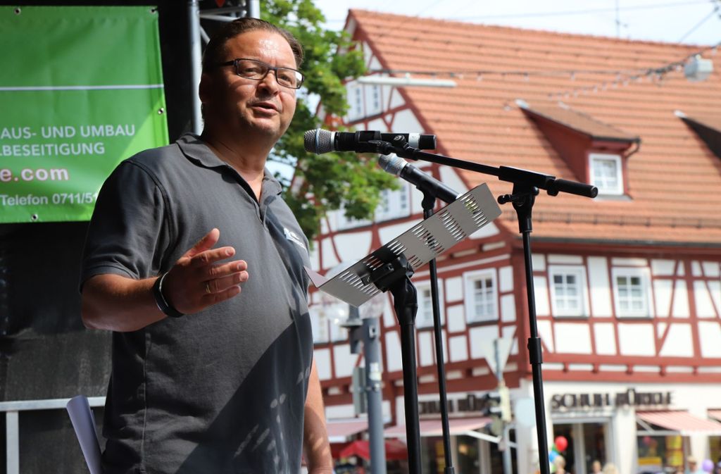 Volker Kurz, Vorsitzender des Gewerbevereins Schmiden, eröffnet den Schmidener Sommer.