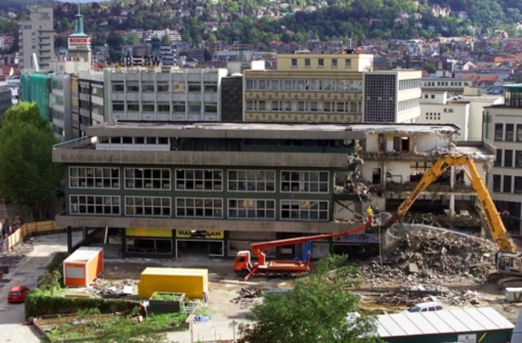 Im Oktober 2000 kam der Abrissbagger und macht das Gebäude dem Erdboden gleich. Auch die Radio Bar, eine Szenekneipe, fand damit ihr Ende.