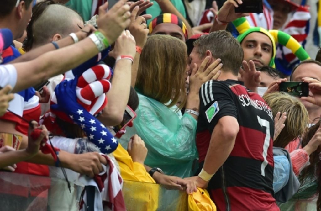 Bastian Schweinsteiger küsst seine Freundin Sarah Brandner nach dem 1:0-Sieg gegen die USA. In der Bilderstrecke zeigen wir weitere – aufs Sportliche fokussierte – Fotos vom letzten Hinrundenspie der DFB-Elf.