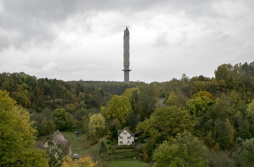 Der neue Testturm steht einzigartig in der Landschaft.