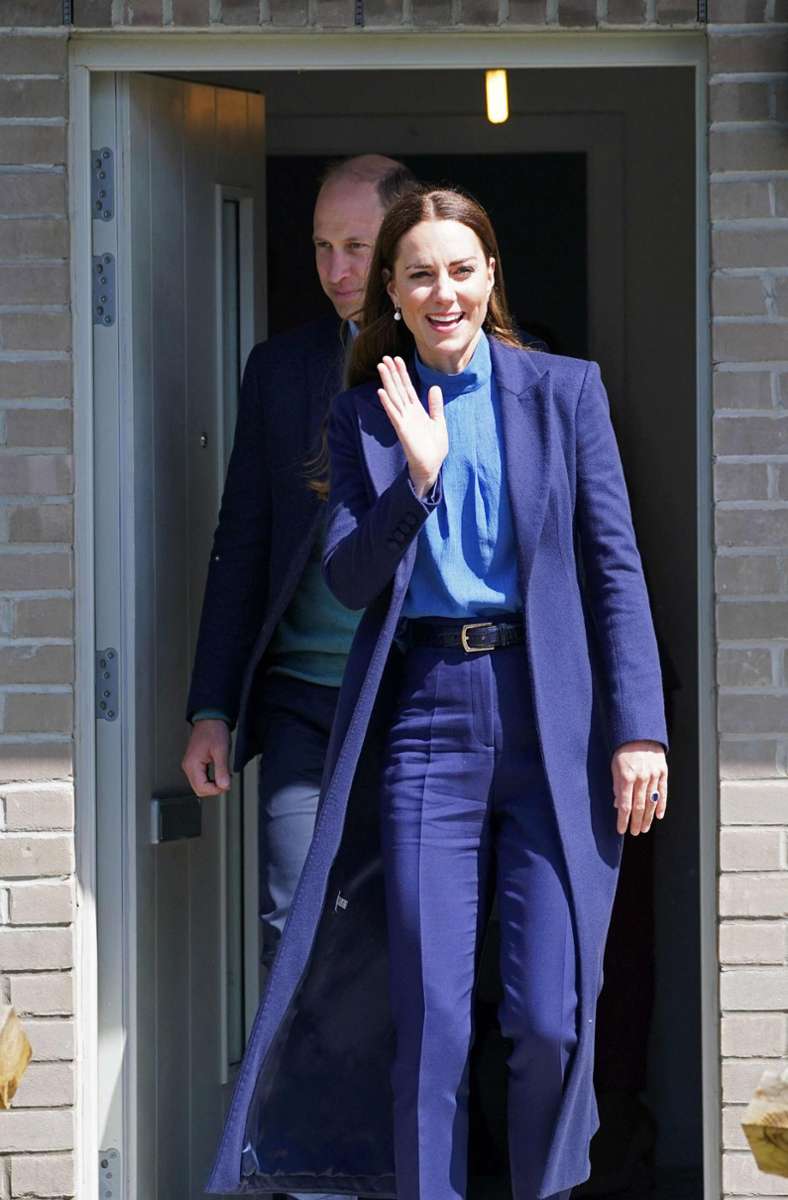 Dazu trug Kate einen langen dunkelblauen Mantel.