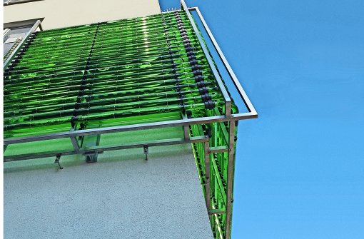 Die weltweit erste röhrenförmige Algenfassadenanlage ist an einer Hauswand in Berlin-Schöneberg angebracht. Foto: MINT Engineering