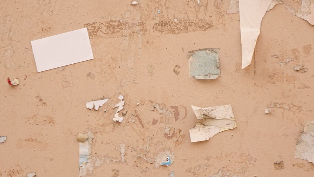 Klebereste von der Wand entfernen: 7 praktische Methoden