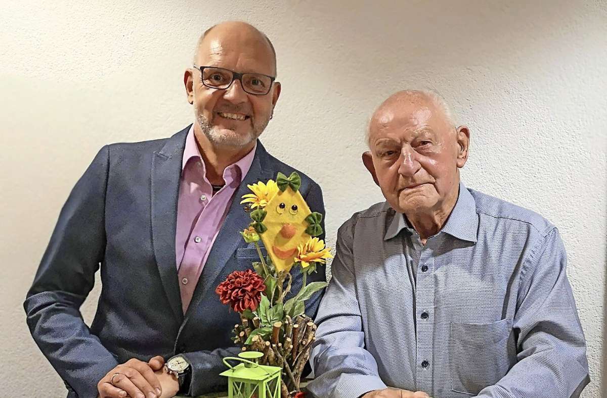 Der Vorsitzende Matthias Schlenker (links) zusammen mit Walter Hermann, der seit 80 Jahren beim Verein mit dabei ist. Foto: Heininger