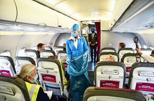 Flugbegleiterin in neuer Mission: Die Tücher zur Händedesinfektion werden später wieder eingesammelt Foto: Lichtgut/Ferdinando Iannone