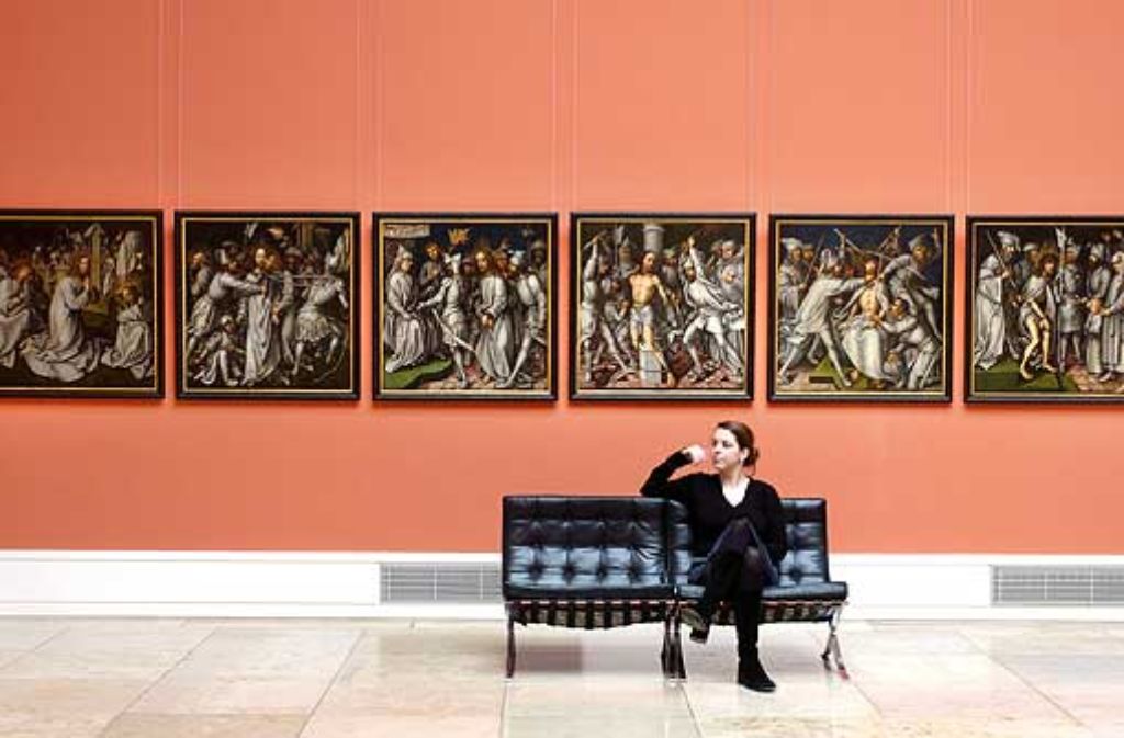 Sechs der insgesamt zwölf Bildtafeln der "Grauen Passion", bevor sie den Restauratoren übergeben wurden. Bis 2008 hingen sie im Altbau der Staatsgalerie.