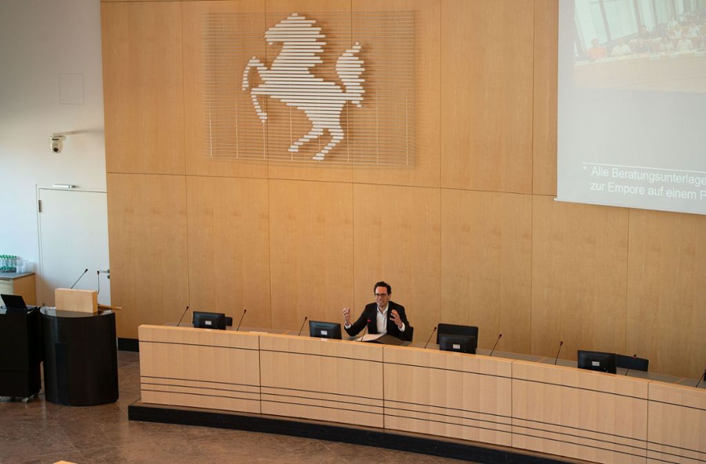 Der erste Bürgermeister Fabian Mayer leitet die kürzeste Gemeinderatssitzung in der Geschichte Stuttgarts. Nur ein einzelner Gemeinderat war anwesend.