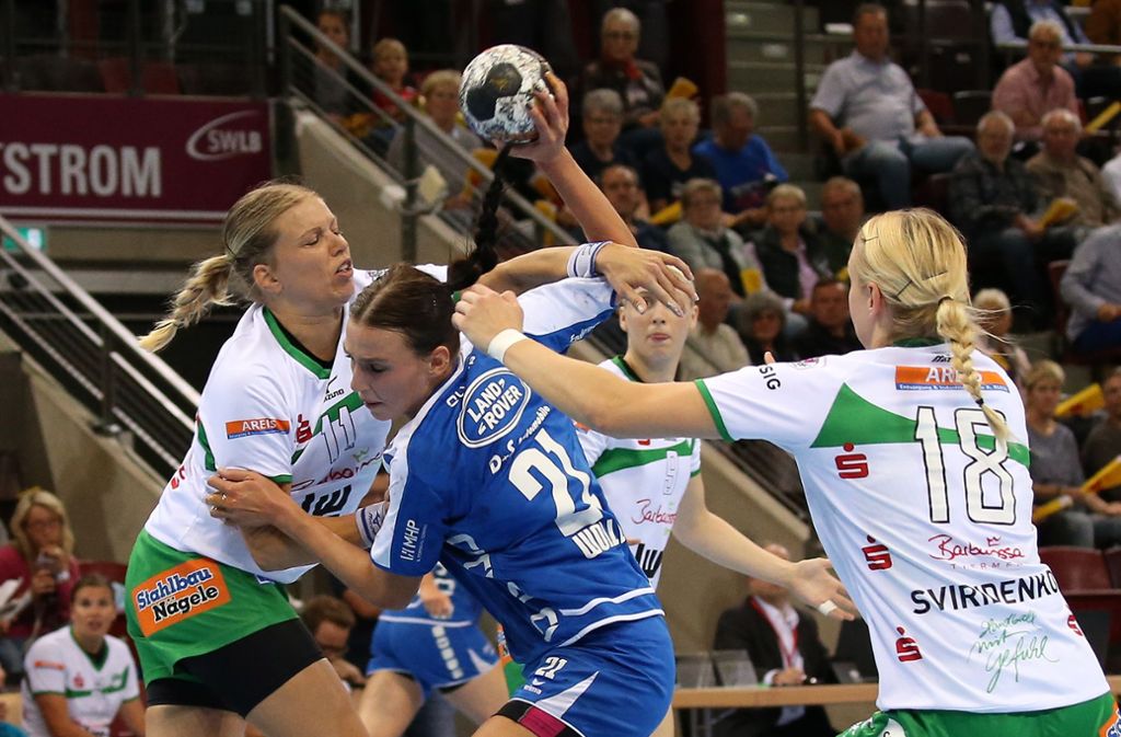 Die Bundesliga-Handballerinnen von Frisch Auf Göppingen und der SG BBM Bietigheim (Mitte) müssen am Tag vor Heiligabend nochmals zum Ball greifen.