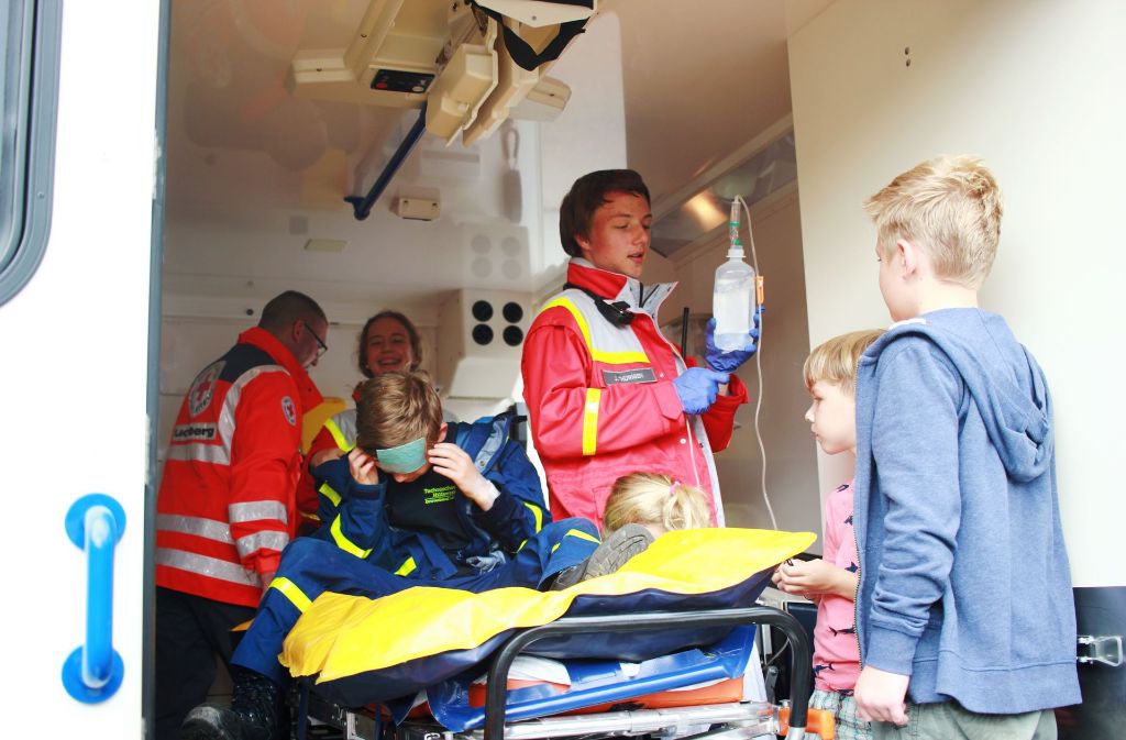 Die freiwilligen Helfer erklären den Kindern gerne, wie di Instrumente eines Rettungswagens funktionieren.