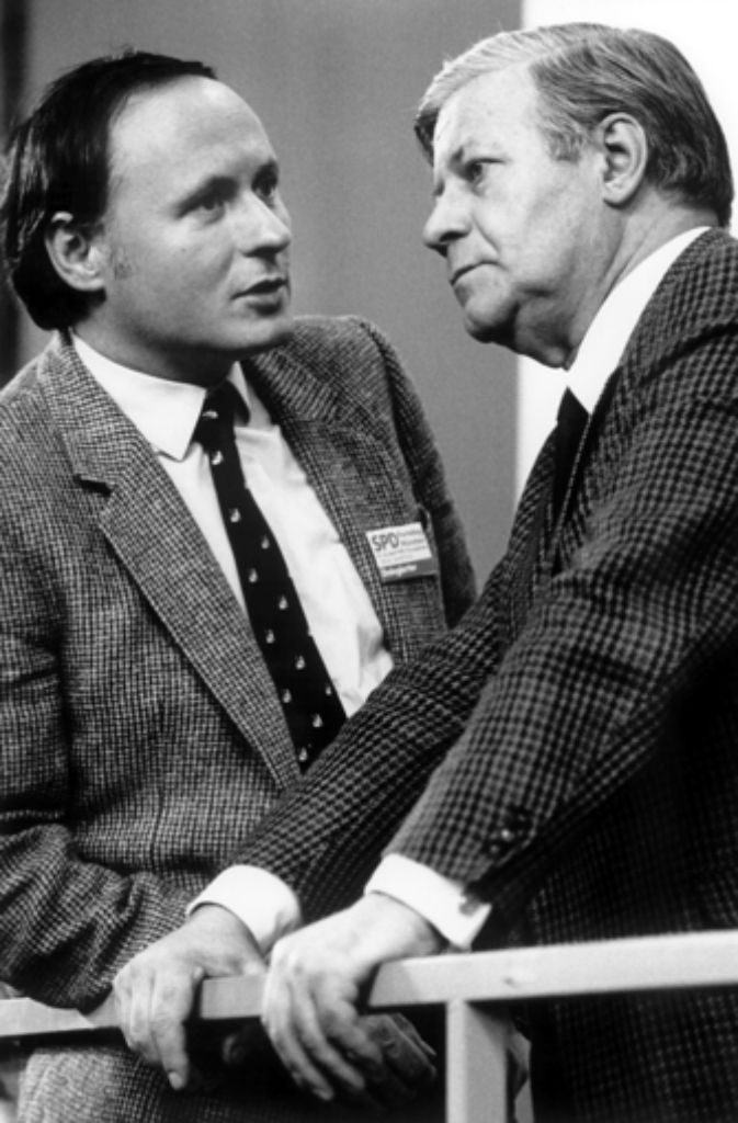 Nach dem Rücktritt von Bundeskanzler Willy Brandt wurde Schmidt am 16. Mai 1974 vom Bundestag zu seinem Nachfolger gewählt. Er hatte das Amt bis 1982 inne (Wiederwahl 1976). Im Bild: Helmut Schmidt (r.) mit Oskar Lafontaine im Jahr 1982.
