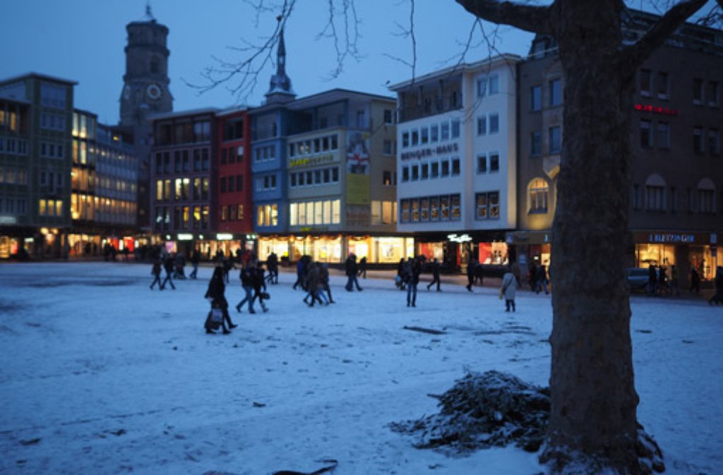 Auch auf dem Stuttgarter Rathausplatz liegt Schnee.