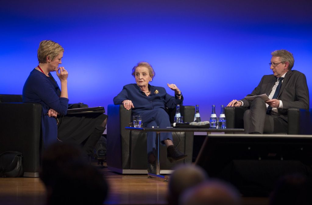 Die ehemalige US-Außenministerin Albright mit Constanze Stelzenmüller und StZ-Chefredakteur Joachim Dorfs im Stuttgarter Gespräch.