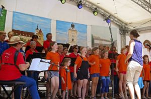 Liederkranz Eintracht Denkendorf: Kinderchor, Jugendchor und „Stimmgabel“ singen gemeinsam auf der Showbühne Foto: /Ulrike Rapp-Hirrlinger