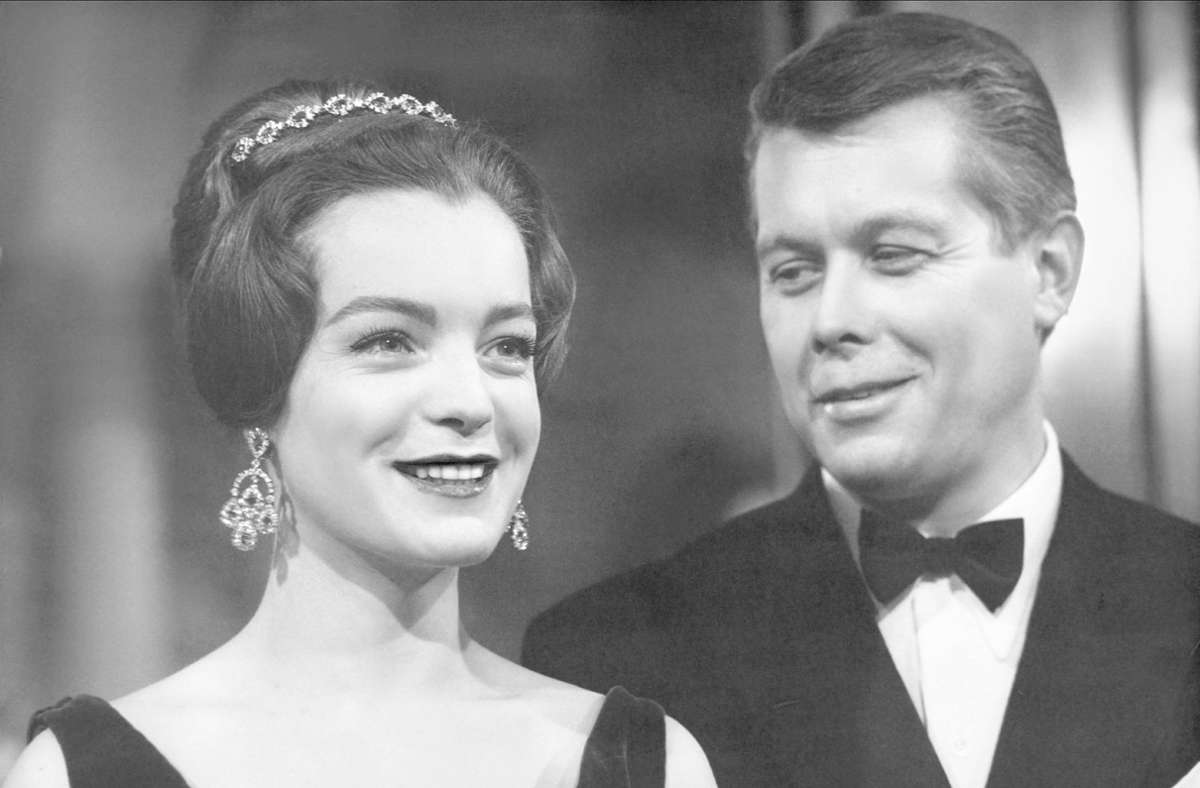 Mit Romy Schneider stand Peter Weck dreimal vor der Kamera: 1954 in „Mädchenjahre einer Königin“, 1955 im ersten „Sissi“-Film sowie 1963 in der US-amerikanischen Produktion „Der Kardinal“ (Filmszene) von Otto Preminger.