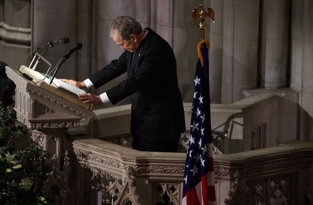 Kampf mit den Tränen: Der frühere Präsident George W. Bush hat von seinem Vater George H. W. Bush Abschied genommen.
