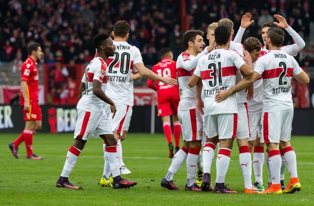Die Spieler des VfB Stuttgart jubeln nach dem frühen Führungstreffer.