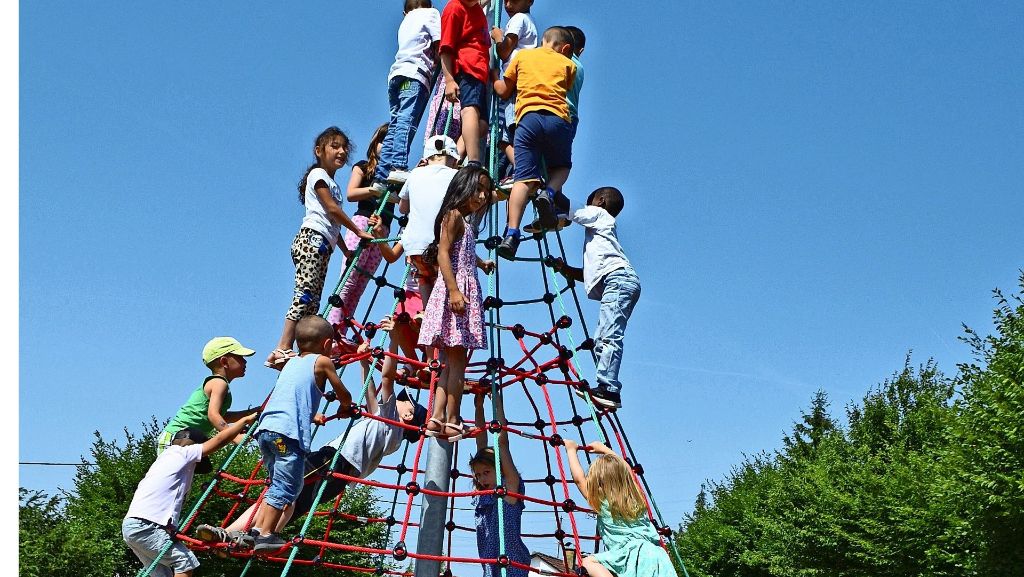 Leonberg: Spielplatz in der Gartenstadt eingeweiht: Die Kinder erobern den hohen Kletterturm
