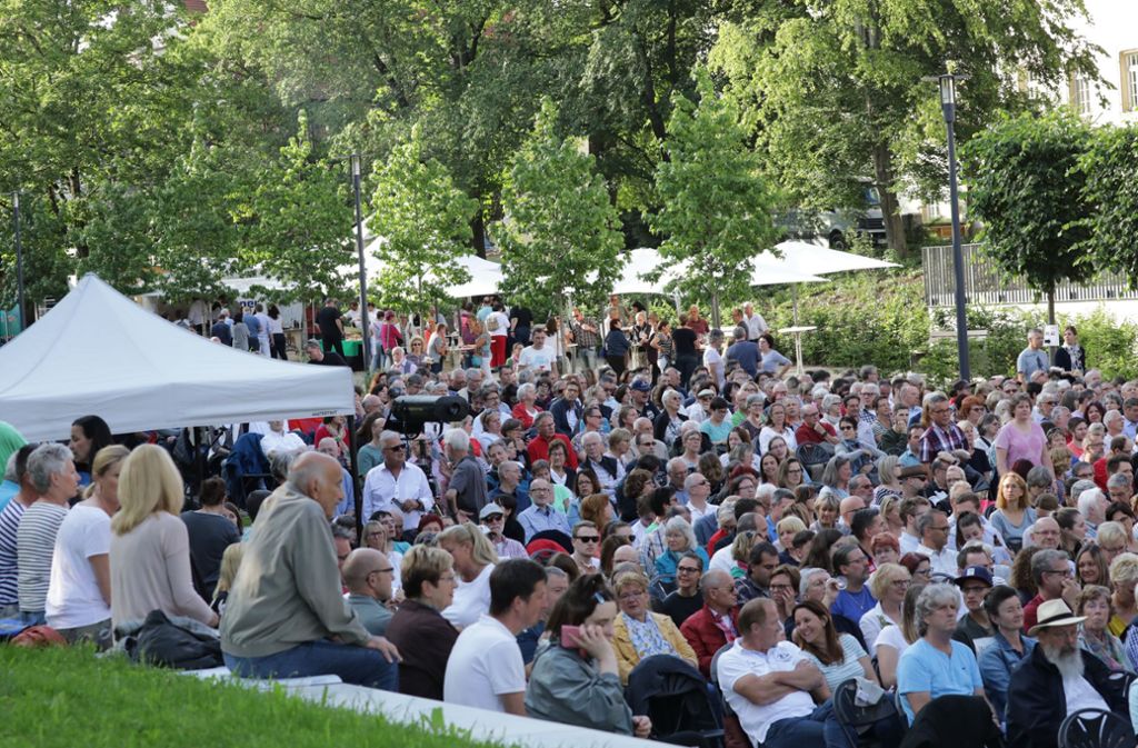 Viele Comedy-Fans sind in den Schlosspark nach Stetten gekommen.