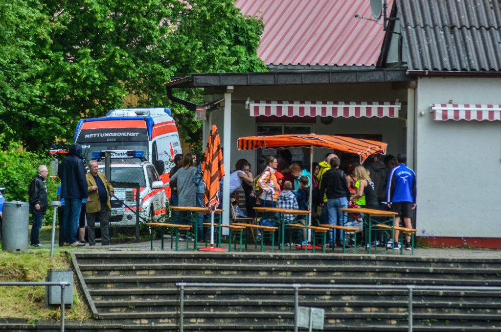 Ein Blitzeinschlag hat ein Fest in Aichwald am Sonntagnachmittag auf grausame Weise beendet. 14 Menschen sind verletzt worden, darunter ein Zwölfjähriger mit lebensgefährlichen Verletzungen.