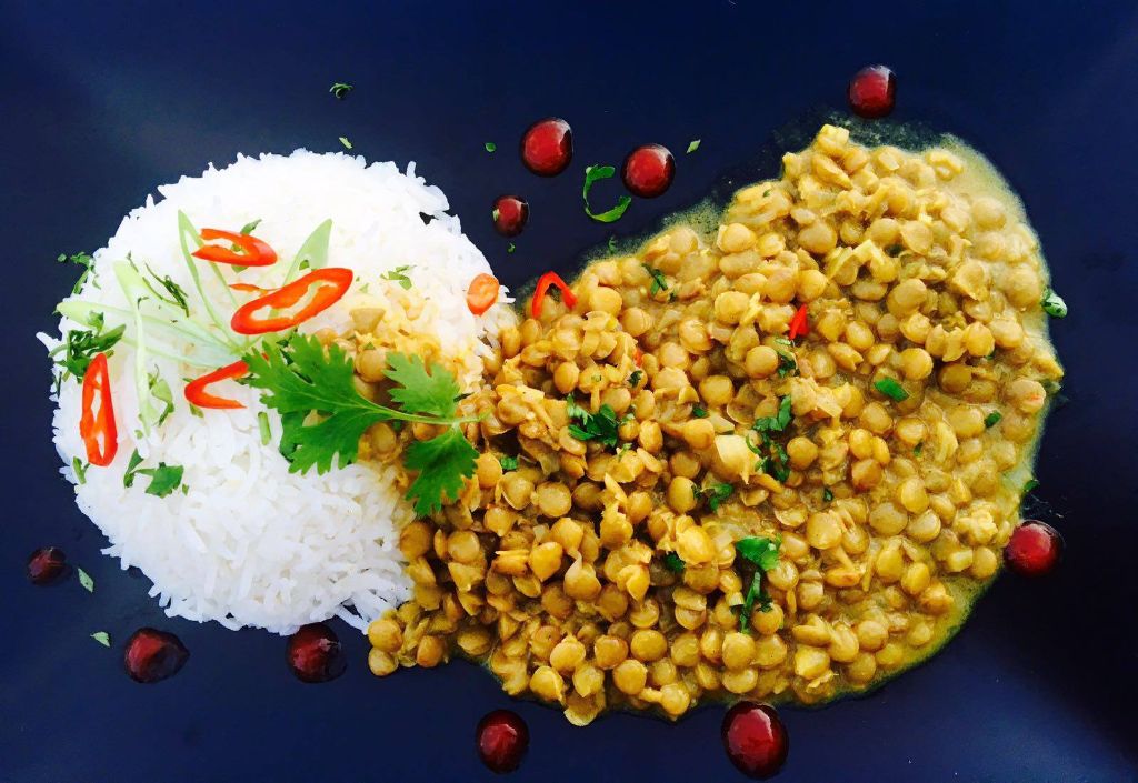 Et voilà: So sieht das fertige Linsen-Curry auf dem Teller aus.