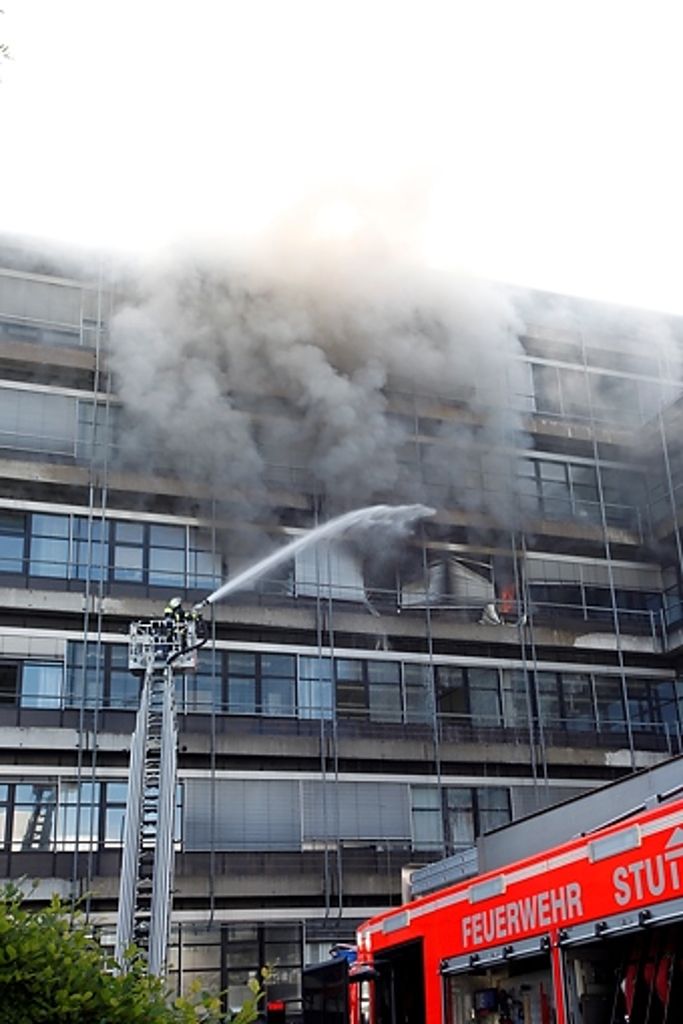 Brand eines Unigebäudes in Stuttgart-Vaihingen. Das Feuer konnte am Sonntagmittag gegen 12 Uhr gelöscht werden.